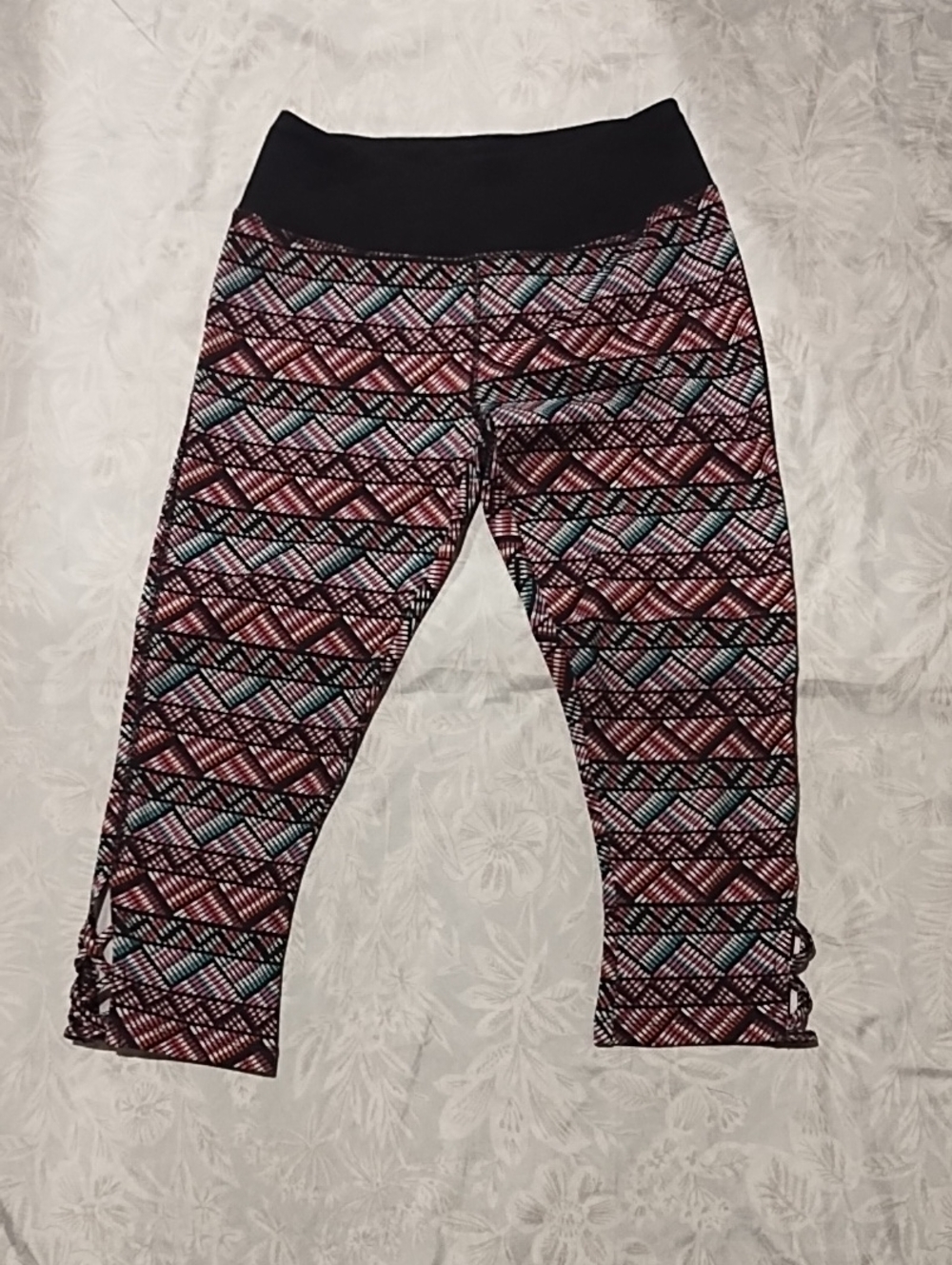Patterned Capri Leggings - Black Waistband, Maroon & Teal Medium VGC.